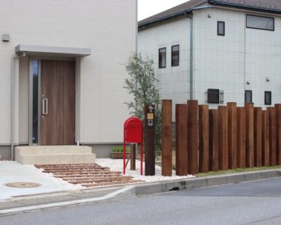 枕木をふんだんに使ったナチュラルガーデン｜千葉県佐倉市のI様邸のお庭にて新築外構